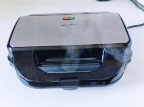 盖上盖子，3-5分钟久了即可，注意观察颜色，不要烤的过太大。