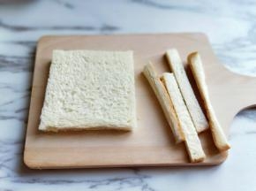 把吐司面包片的边缘切掉。（吐司我是提前做的，买来的也可以）