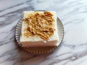 之后涂上自制的花生酱。