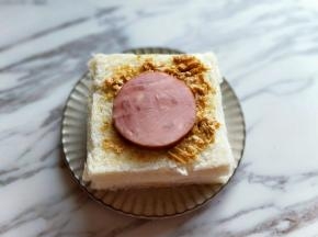 再放上切好的火腿片，放入提前煎好荷包蛋，最后把另一片吐司面包盖上即可。