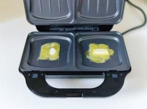 之后，每个烤盘中加入黄油。