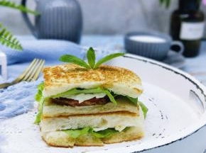 近看，最后放几几片生菜叶。