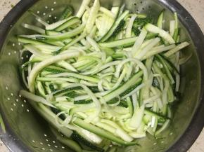 刚才码盐的青南瓜丝已经很明显的软化了