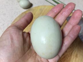 我习惯先把皮蛋外壳的灰土洗掉