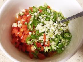 放入红椒青椒大蒜