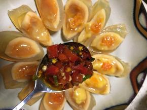 把刚才兑好的汁水浇在皮蛋上就ok了，清爽宜人美味，养眼的一道凉拌菜就完成了