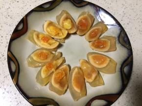 一个皮蛋一分为四瓣，这个皮蛋确实漂亮晶莹剔透，橘黄色的内心