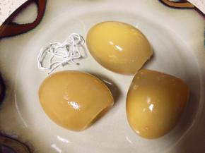 皮蛋剥好壳了，准备一根棉线