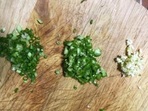 香葱切葱花，美人椒剁末，大蒜切碎