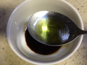 放入花椒油芝麻油和葵花籽油