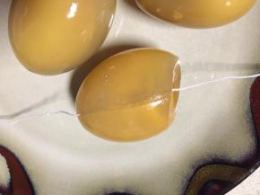 用棉线沾水代替菜刀，拉开皮蛋