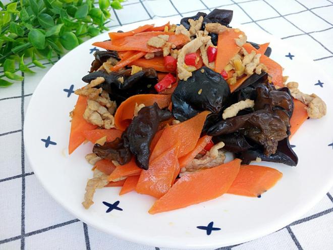 胡萝卜炒木耳