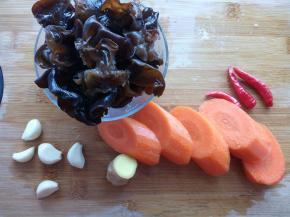 木耳提前一小时泡发，其它食材洗净。