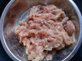 里脊肉切丝，放入生粉，料酒，盐，胡椒粉，生抽5克，食用油10克，腌制10分钟。