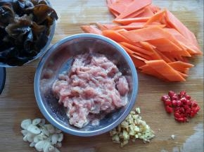 如图，切好所有食材。