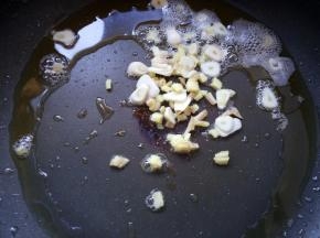 锅烧热后下入20克食用油，放入姜、蒜爆香。