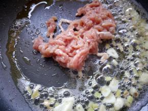 放入腌制好的肉丝，翻炒至八成熟。