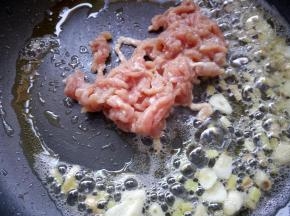 放入腌制好的肉丝，翻炒至八成熟。