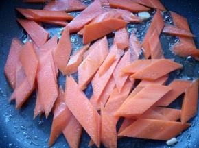 锅内留底油，放入胡萝卜翻炒均匀。