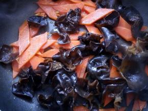 放入黑木耳，翻炒均匀。