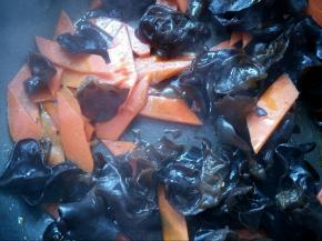 放入10克生抽，翻炒片刻。