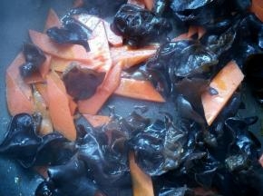 放入10克生抽，翻炒片刻。