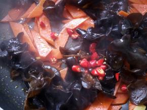 放入小米椒，翻炒均匀。