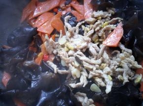 放入肉丝和少量的热水，翻炒片刻。