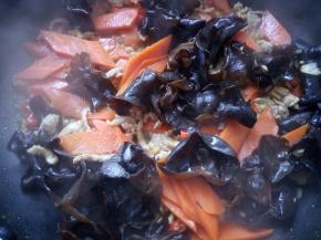 加少量的盐调味。