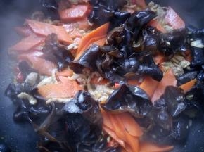 加少量的盐调味。