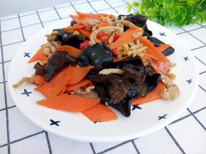 脆嫩鲜香的胡萝卜炒木耳制作完成。
