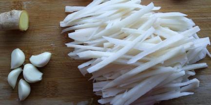 莲藕洗净去皮，切长条，准备5个蒜瓣，一块姜。