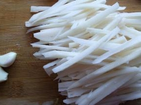 莲藕洗净去皮，切长条，准备5个蒜瓣，一块姜。