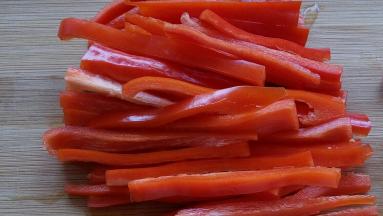 两个红辣椒切长条。