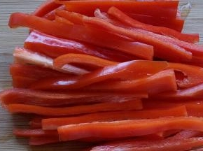 两个红辣椒切长条。