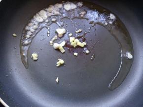 锅烧热后下油，爆香姜、蒜。