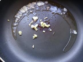 锅烧热后下油，爆香姜、蒜。