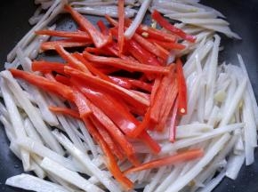 放入红椒，翻炒均匀。