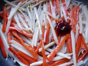 放入蚝油，翻炒均匀。