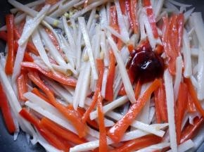 放入蚝油，翻炒均匀。