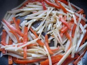 放少许的盐，翻炒均匀后关火。