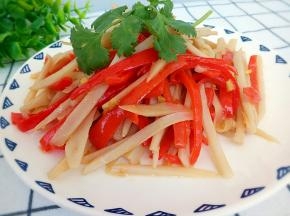 一道香脆可口的莲藕红椒就做好了。