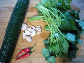 准备好凉拌黄瓜的食材。