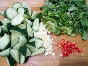 黄瓜切滚刀块，香菜切小段，蒜切末，小米椒切小段。