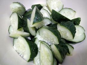 切好的黄瓜放入一个大碗中。