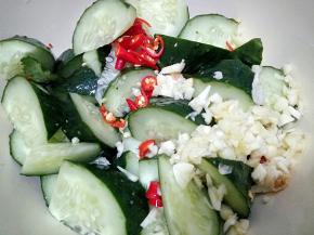 放入蒜末和小米椒。