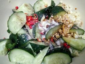 放入盐，胡椒粉，特级鲜，糖，芝麻油翻拌均匀。