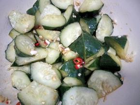 拌好的黄瓜腌制五分钟。