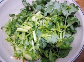 放入香菜段，翻拌均匀后再腌制五分钟。