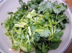 放入香菜段，翻拌均匀后再腌制五分钟。